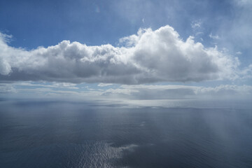 Fototapeta premium Wolken erstrecken sich über den Ozean vor Madeira
