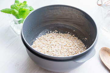 耐熱容器にいれたオートミール