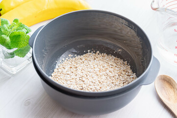 耐熱容器にいれたオートミール