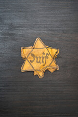 L'&eacute;toile jaune ( &laquo; &eacute;toile des Juifs &raquo;) dispositif de discrimination et de marquage impos&eacute; par l'Allemagne nazie au cours de la Seconde Guerre mondiale