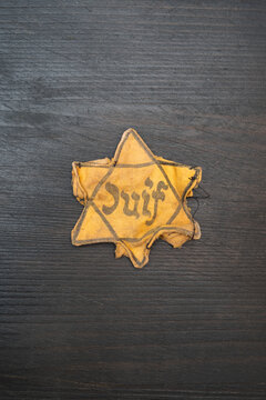 L'&eacute;toile jaune ( &laquo; &eacute;toile des Juifs &raquo;) dispositif de discrimination et de marquage impos&eacute; par l'Allemagne nazie au cours de la Seconde Guerre mondiale