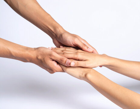 Mano de hombre y mano de mujer unidas en concepto de ayuda  o amistad y confianza