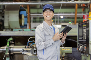 工場で作業する作業員