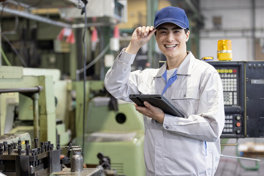 工場で作業する作業員