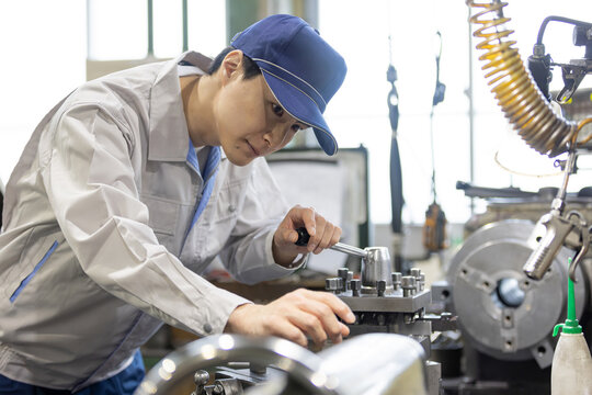 工場で機械を操作する男性作業員