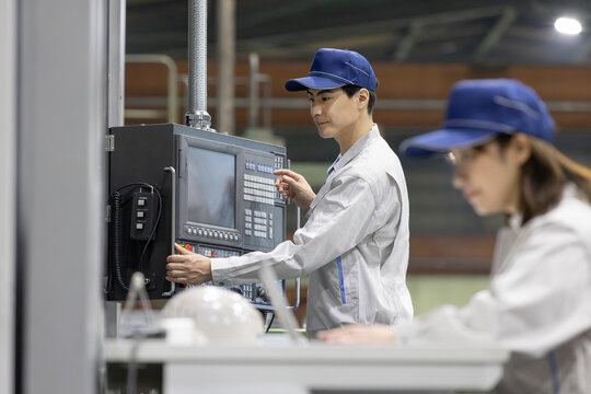 工場で働く男女作業員
