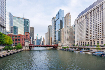 Fototapeta premium Vibrant sunny view of Chicago downtown skyline under a blue sky