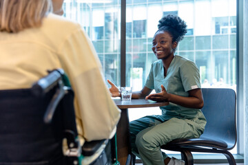Obraz premium African american doctor talking to a female patient and looking positive