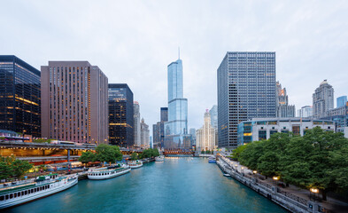 Naklejka premium Scenic view of downtown Chicago during sunset