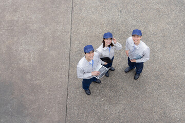 真上を見上げる会社従業員