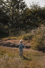 Portrait d'un enfant gar&ccedil;on qui court dans la nature