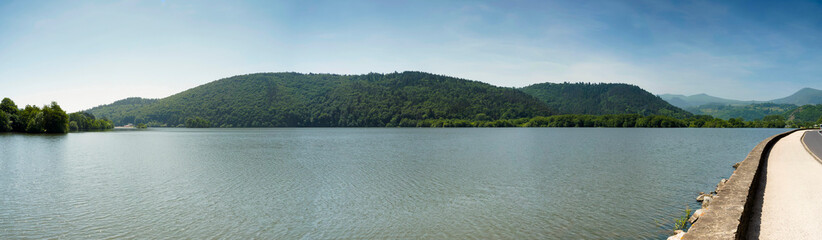 Lac de Chambon en Auvergne, plage de Murol face à l'îlot d'Amour, Couze de Chambon entre la plage...