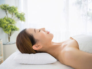 Obraz premium リラクゼーションサロンで目を閉じ眠る日本人女性