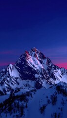 Obraz premium Snowy mountain peak at dawn