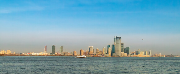Vista panorámica de la ciudad de Nueva Jersey desde el ferry a Staten Island. Panorámica de la ciudad a orillas de Upper Bay destacando el rascacielos 30 Hudson Street. Estados Unidos.