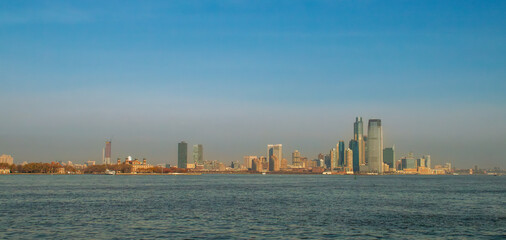 Vista panorámica de la ciudad de Nueva Jersey desde el ferry a Staten Island. Panorámica de la ciudad a orillas de Upper Bay destacando el rascacielos 30 Hudson Street. Estados Unidos.