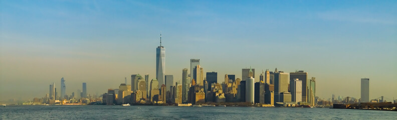 Vista panorámica de la ciudad de Nueva York desde Staten Island, EE.UU. Rascacielos del Distrito Financiero al sur de la isla de Manhattan.
