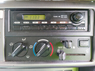 Obraz premium 自動車のマニュアルエアコンの操作盤とラジオ