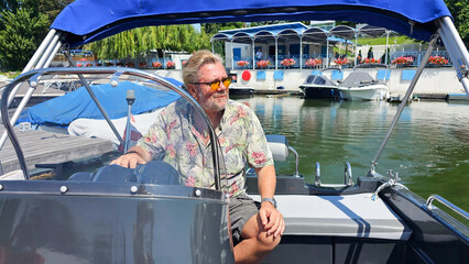 Mann mit seinem Boot 