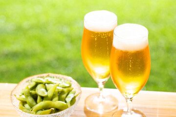 屋外でビールを楽しむ