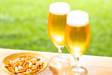 屋外でビールを楽しむ