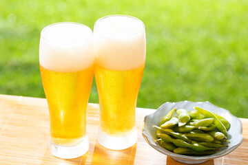 屋外でビールを楽しむ