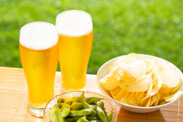 屋外でビールを楽しむ