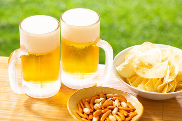 屋外でビールを楽しむ