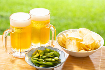 屋外でビールを楽しむ