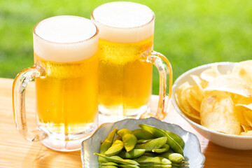 屋外でビールを楽しむ