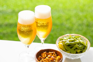 屋外でビールを楽しむ