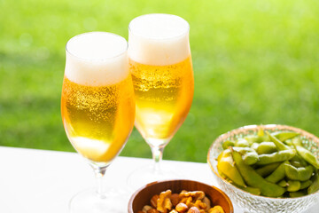 屋外でビールを楽しむ