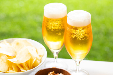 屋外でビールを楽しむ