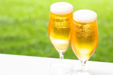 屋外でビールを楽しむ