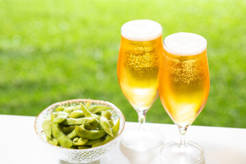 屋外でビールを楽しむ