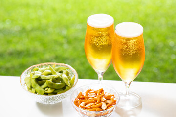 屋外でビールを楽しむ