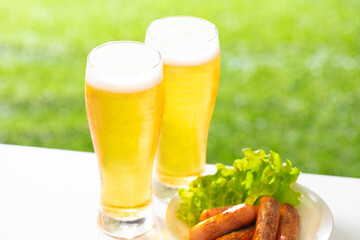 屋外でビールを楽しむ