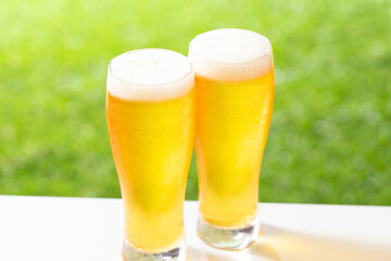 屋外でビールを楽しむ