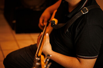 Músico tocando contrabaixo elétrico em estúdio de gravação / Musician playing electric bass guitar in recording studio