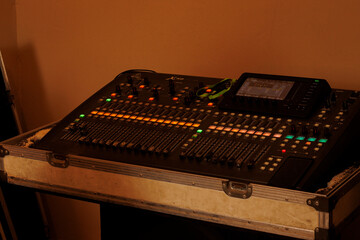 Mesa de som profissional com luz dramática em estúdio / Professional mixing console with dramatic...