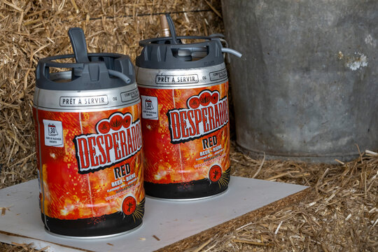 deux f&ucirc;ts de bi&egrave;res sous pression de la marque desp&eacute;rados pour une soir&eacute;e champ&ecirc;tre