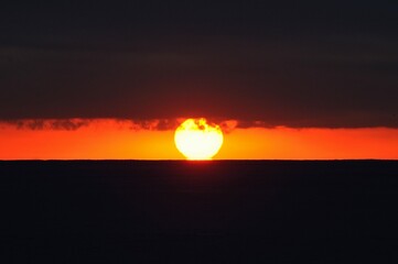 雲と海の隙間の夕日
Sunset between the clouds and the sea