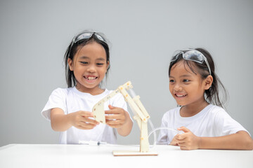 Naklejka premium Two young girls learning about science together using educational toys