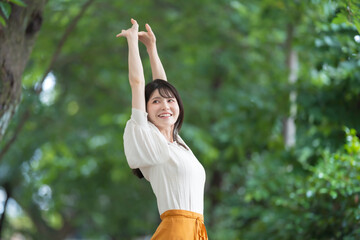 深呼吸　伸び　女性
