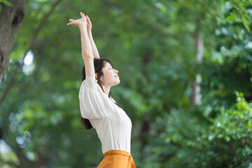 深呼吸　伸び　女性