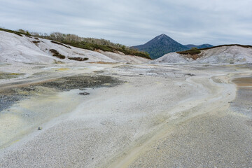 白い石英が堆積した霊場恐山