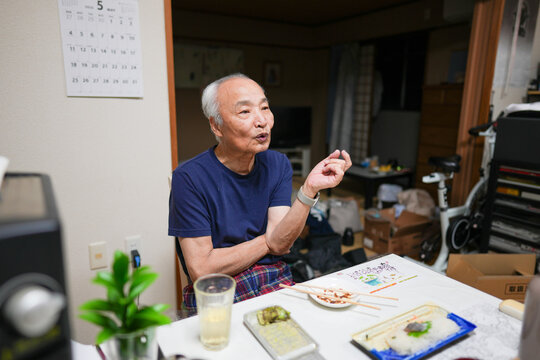 In a small Japanese apartment, a Japanese man in his late 70s wears T-shirt pajamas and spends a quiet evening. With a glass of whiskey, he talks gently, sharing memories in a calm and relaxed mood.