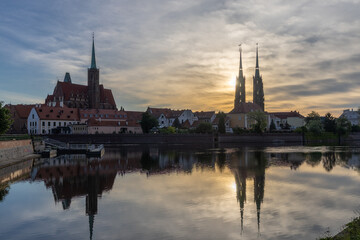 Obraz premium Wroclaw, Poland - 05.07.2024 - Most Tumski, Cathedral island odra river view during a spring sunrise