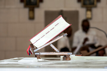 Missel catholique posé sur un lutrin en bois lors d’une cérémonie religieuse, sur l’autel...