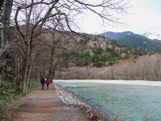 初夏の観光名所上高地の穂高連峰と梓川の風景と散歩する観光客の姿